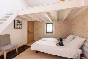 4 slaapkamers, een strijkplank/strijkijzer, internet, beddengoed