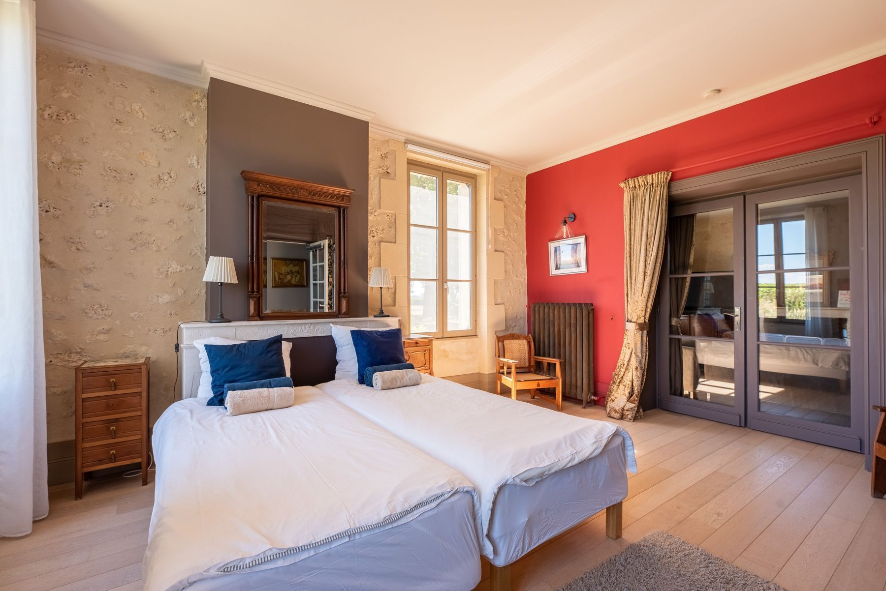 4 bedrooms, iron/ironing board, internet, bed sheets