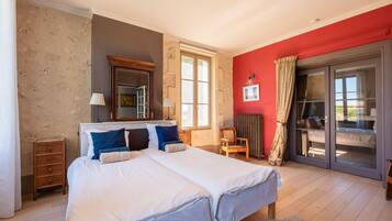 4 bedrooms, iron/ironing board, internet, bed sheets