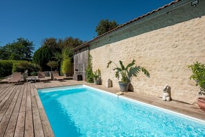 A heated pool - Chateau Art De Vivre (Saint-Christoly-Médoc)