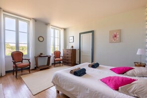 4 bedrooms, iron/ironing board, internet, bed sheets