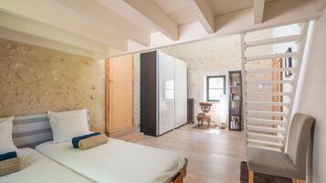 4 bedrooms, iron/ironing board, Internet, bed sheets