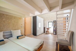 4 habitaciones, tabla de planchar con plancha, internet y ropa de cama 