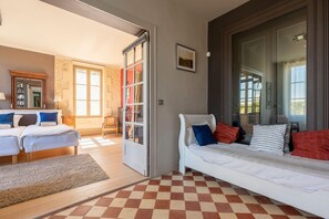 4 bedrooms, iron/ironing board, internet, bed sheets