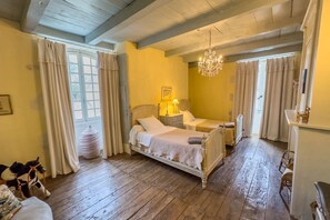 9 bedrooms, iron/ironing board, Internet, bed sheets - Le Manoir Les Sines - Nine Bedroom Villa, Sleeps 18 (Belvèze)