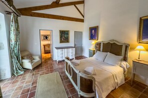 9 bedrooms, iron/ironing board, internet, bed sheets