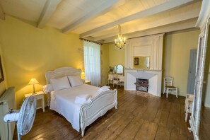 9 bedrooms, iron/ironing board, Internet, bed sheets - Le Manoir Les Sines - Nine Bedroom Villa, Sleeps 18 (Belvèze)