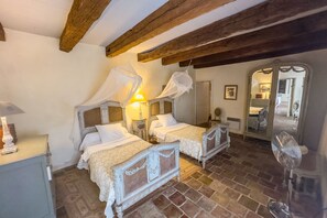 9 chambres, fer et planche à repasser, accès Internet, draps fournis