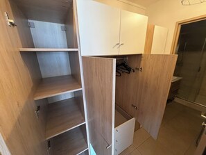 Toallas, jabón, papel de baño 