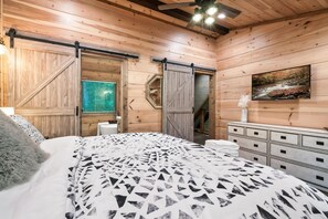 3 bedrooms, desk, iron/ironing board, free WiFi - Custom Luxe Craftsman! 3 King Suites/Fire Pit/ Hot Tub/ 5 minutes to Downtown! (Gatlinburg)