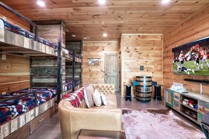 Fireplace, video games, DVD player, books - Custom Luxe Craftsman! 3 King Suites/Fire Pit/ Hot Tub/ 5 minutes to Downtown! (Gatlinburg)
