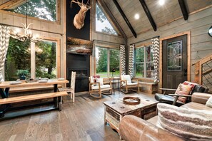 Interior - Custom Luxe Craftsman! 3 King Suites/Fire Pit/ Hot Tub/ 5 minutes to Downtown! (Gatlinburg)