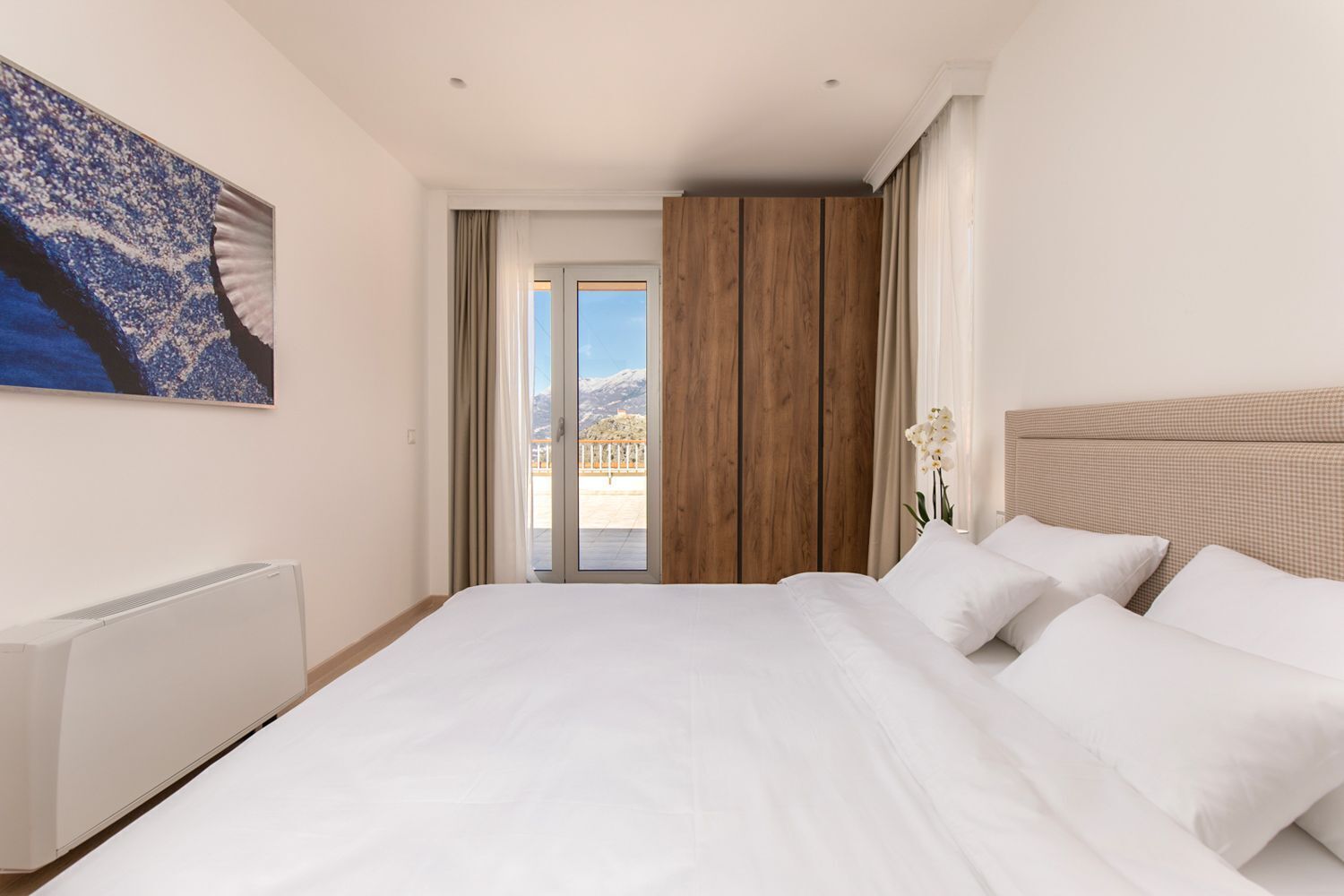 3 bedrooms, iron/ironing board, internet, bed sheets