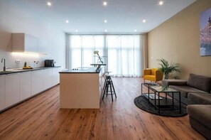 Living area - Central 80 sqm city apartment (No. 2) for 3 pers. (Saarbrücken)