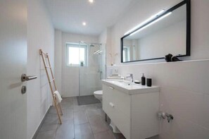 Bathroom - Central 80 sqm city apartment (No. 2) for 3 pers. (Saarbrücken)