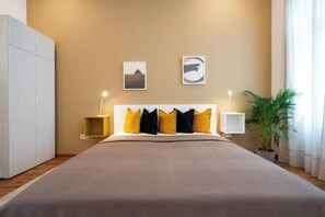 Room - Central 80 sqm city apartment (No. 2) for 3 pers. (Saarbrücken)