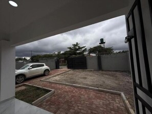 Property grounds - Samash Villa Foxdale – Spacious 2-Bedroom Stay with Balcony & Garden Views (Lusaka)