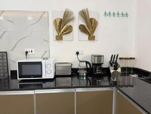 Private kitchen - Samash Villa Foxdale – Spacious 2-Bedroom Stay with Balcony & Garden Views (Lusaka)