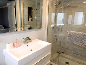 Bathroom - Beach Lodge w/ Hot Tub & Sauna (Port Rowan)