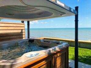 Outdoor spa tub - Beach Lodge w/ Hot Tub & Sauna (Port Rowan)