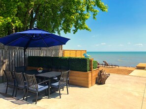 Outdoor dining - Beach Lodge w/ Hot Tub & Sauna (Port Rowan)