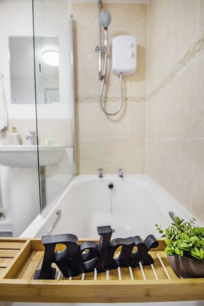 Haartrockner, Handtücher, Seife, Shampoo