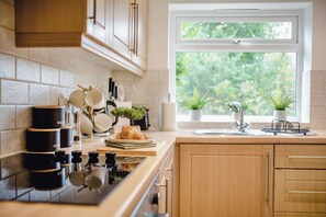 Fridge, microwave, oven, stovetop - Cosy Central Apartment | Free Parking | 6PPL (Sheffield)