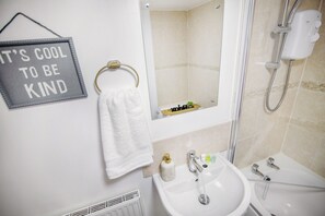 Haartrockner, Handtücher, Seife, Shampoo