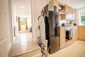 Frigorifero, microonde, forno, piano cottura
