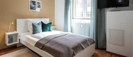 1 dormitorio, tabla de planchar con plancha, wifi y ropa de cama