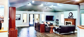 One of NOTL’s Largest Bungalows l 3 Ensuite Bedrooms | 4 King Beds |Games & Deck