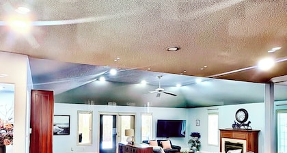 One of NOTL’s Largest Bungalows l 3 Ensuite Bedrooms | 4 King Beds |Games & Deck