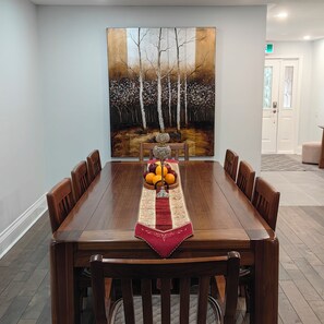 Dining - One of NOTL’s Largest Bungalows l 3 Ensuite Bedrooms | 4 King Beds |Games & Deck (Niagara-on-the-Lake)