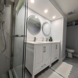 Hair dryer, towels, soap, shampoo - One of NOTL’s Largest Bungalows l 3 Ensuite Bedrooms | 4 King Beds |Games & Deck (Niagara-on-the-Lake)