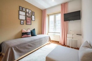 1 dormitorio, tabla de planchar con plancha, wifi y ropa de cama