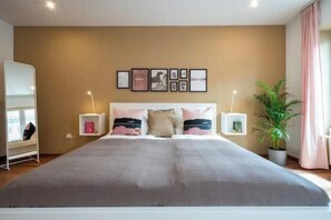 1 bedroom, iron/ironing board, WiFi, bed sheets - Central 80 sqm city apartment (No. 6) for 4 pers. (Saarbrücken)