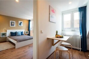 Room - Central 30-sqm-city-apartment (No. 7) for 2 pers. (Saarbrücken)