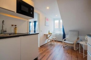 Private kitchen - Central 30-sqm-city-apartment (No. 7) for 2 pers. (Saarbrücken)