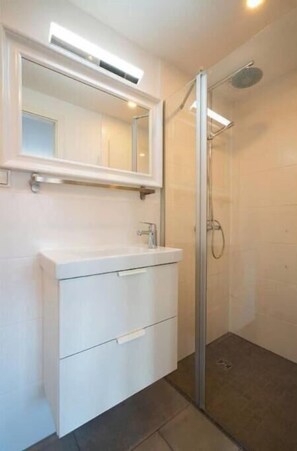 Bathroom - Central 30-sqm-city-apartment (No. 7) for 2 pers. (Saarbrücken)