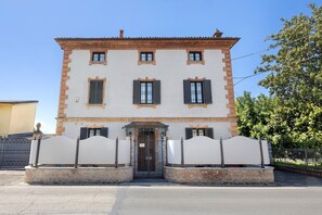 Exterior - Room 'Perla' with Shared Terrace, Wi-Fi and Air Conditioning (Casalnoceto)