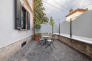 Outdoor dining - Room 'Perla' with Shared Terrace, Wi-Fi and Air Conditioning (Casalnoceto)