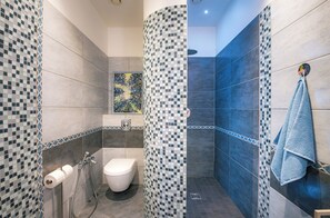 Bathroom - Stylish apartment with AC in the heart of Riga Centre (Riga)