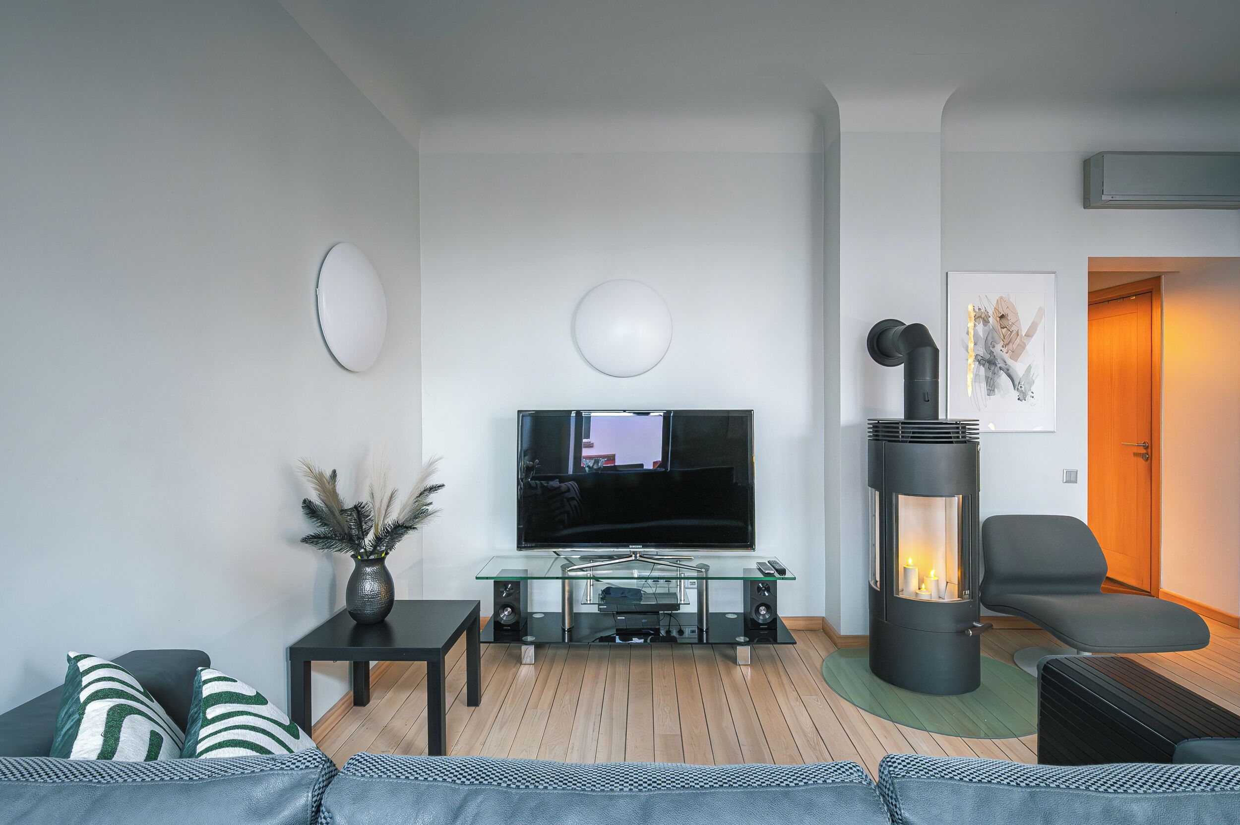 Smart TV, chimenea, libros y estéreo 