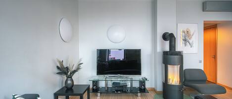 Téléviseur connecté, foyer, livres, chaßne audio