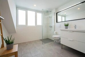 Bathroom - Central 70 sqm rooftop apartment (no. 8) for 4 pers. (Saarbrücken)