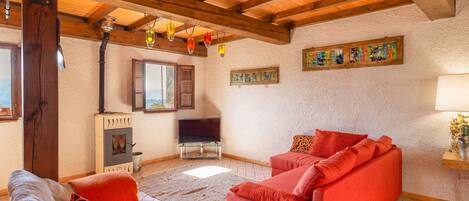 Casa, alberca privada, vista al valle | Área de sala de estar