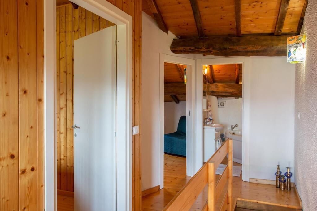 Un intérieur en bois avec un escalier menant à une salle de bain.