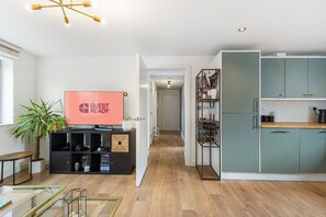 Interior - GuestReady - Cozy London Retreat with Balcony (London)