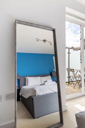 2 bedrooms, desk, iron/ironing board, Internet - GuestReady - Cozy London Retreat with Balcony (London)