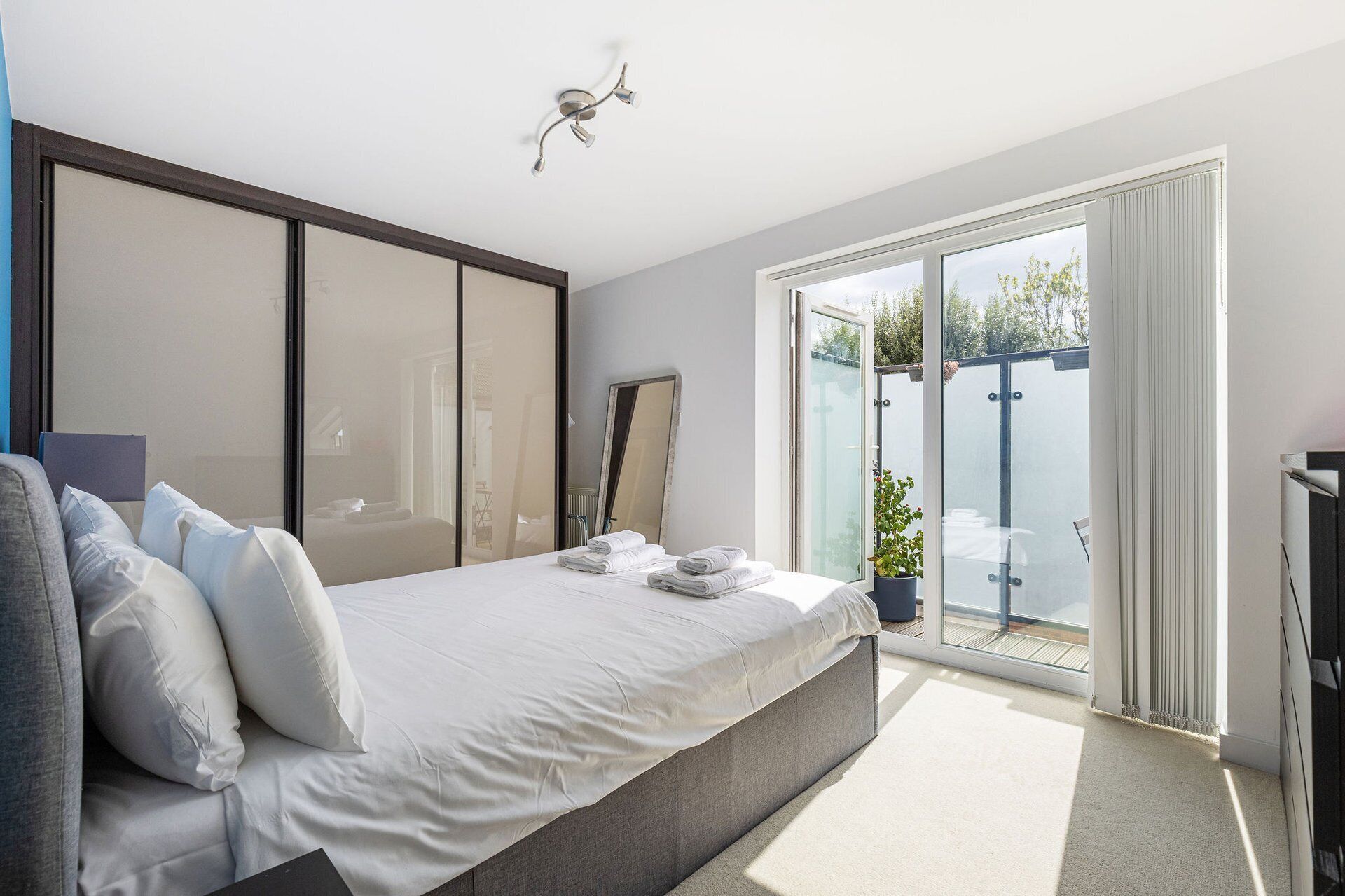 2 bedrooms, desk, iron/ironing board, internet